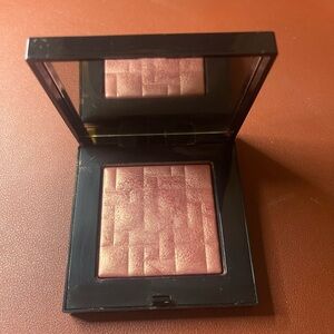 Bobbi Brown Highlighting Powder Compact in Black